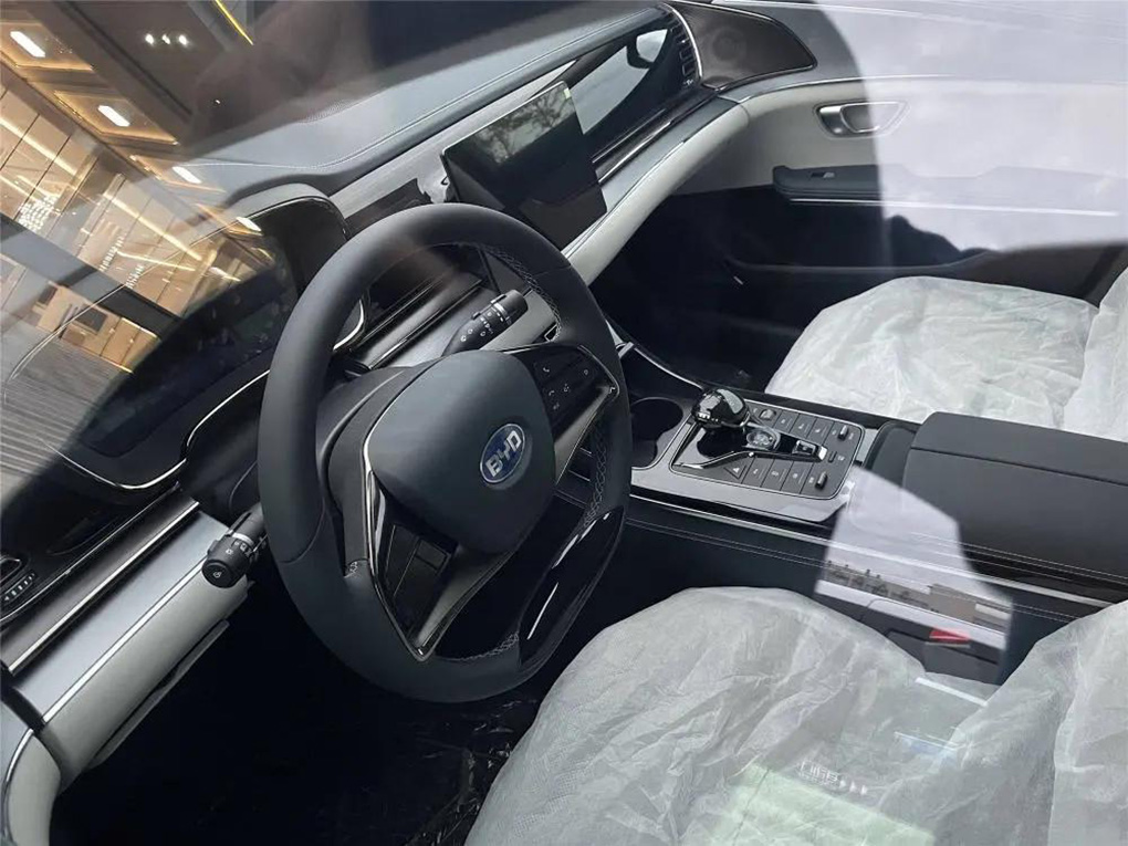 比亚迪e9内饰整体布局与汉ev基本相同,看起来简洁大气,符合主流审美