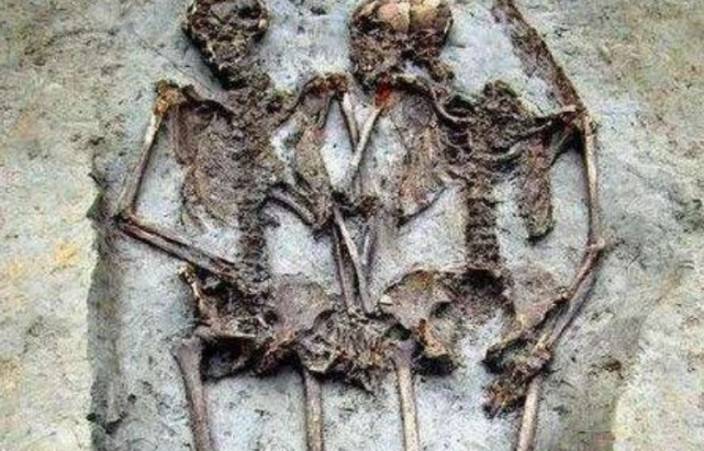 考古发现1400年前情侣墓！墓中两男子牵手，专家“揭开”身份