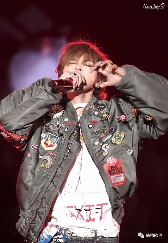 被很多人夸赞为绝美发型的,这位男团爱豆鲻鱼头时期