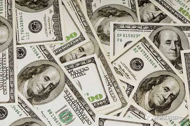 美元和比特币的空间折叠