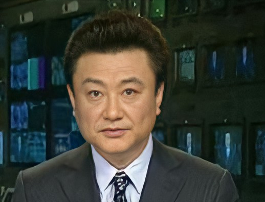 王宁：一脸严肃主持新闻28年，私下却是宠妻狂魔？镜头前后反差大