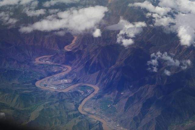 打通喜马拉雅山，将雅鲁藏布江水引入新疆，逆