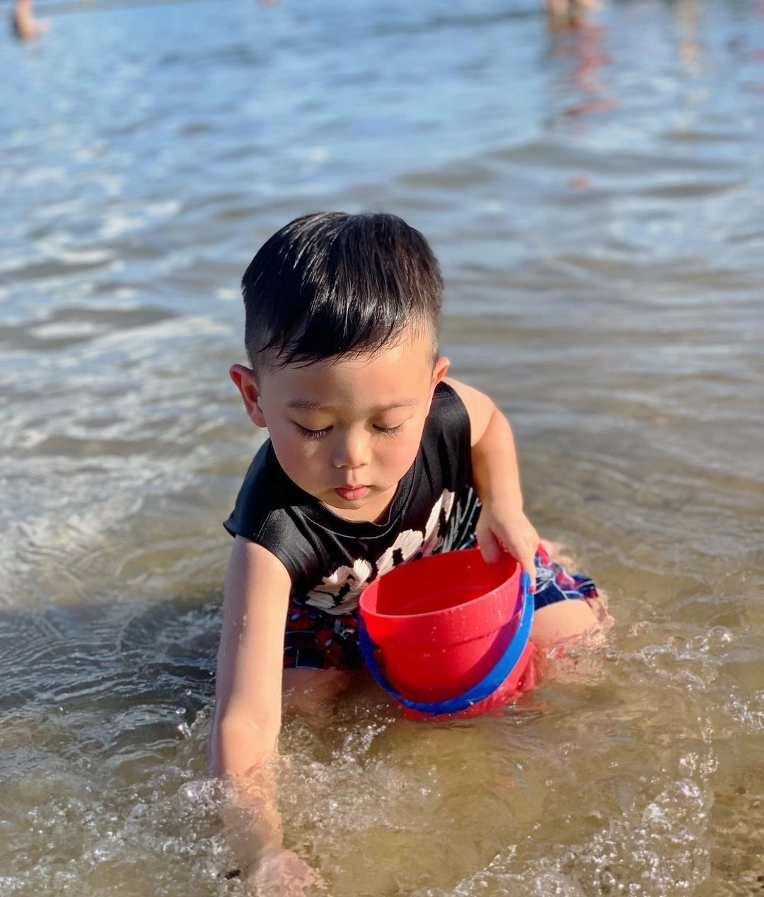 胡杏儿内地拍戏，丈夫既当爹又当妈带儿子捡贝壳，奕霆呛水萌态足