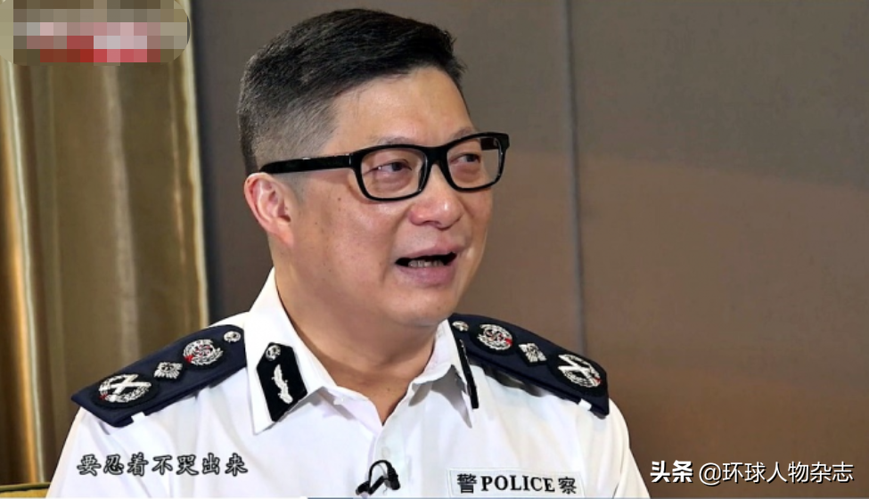 港警“一哥”履新职！不惧炸弹包裹的他，要离开工作34年的警队也动情了