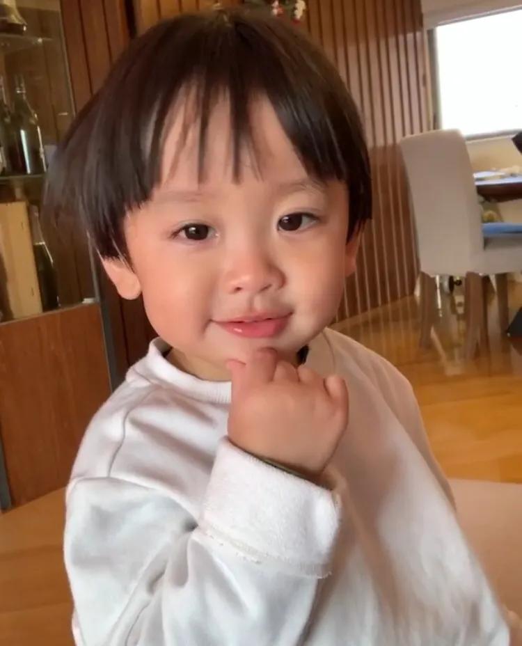 鄭嘉穎為大兒子慶生，2歲鄭承悅太會耍帥，陳凱琳自認“奶奶命”