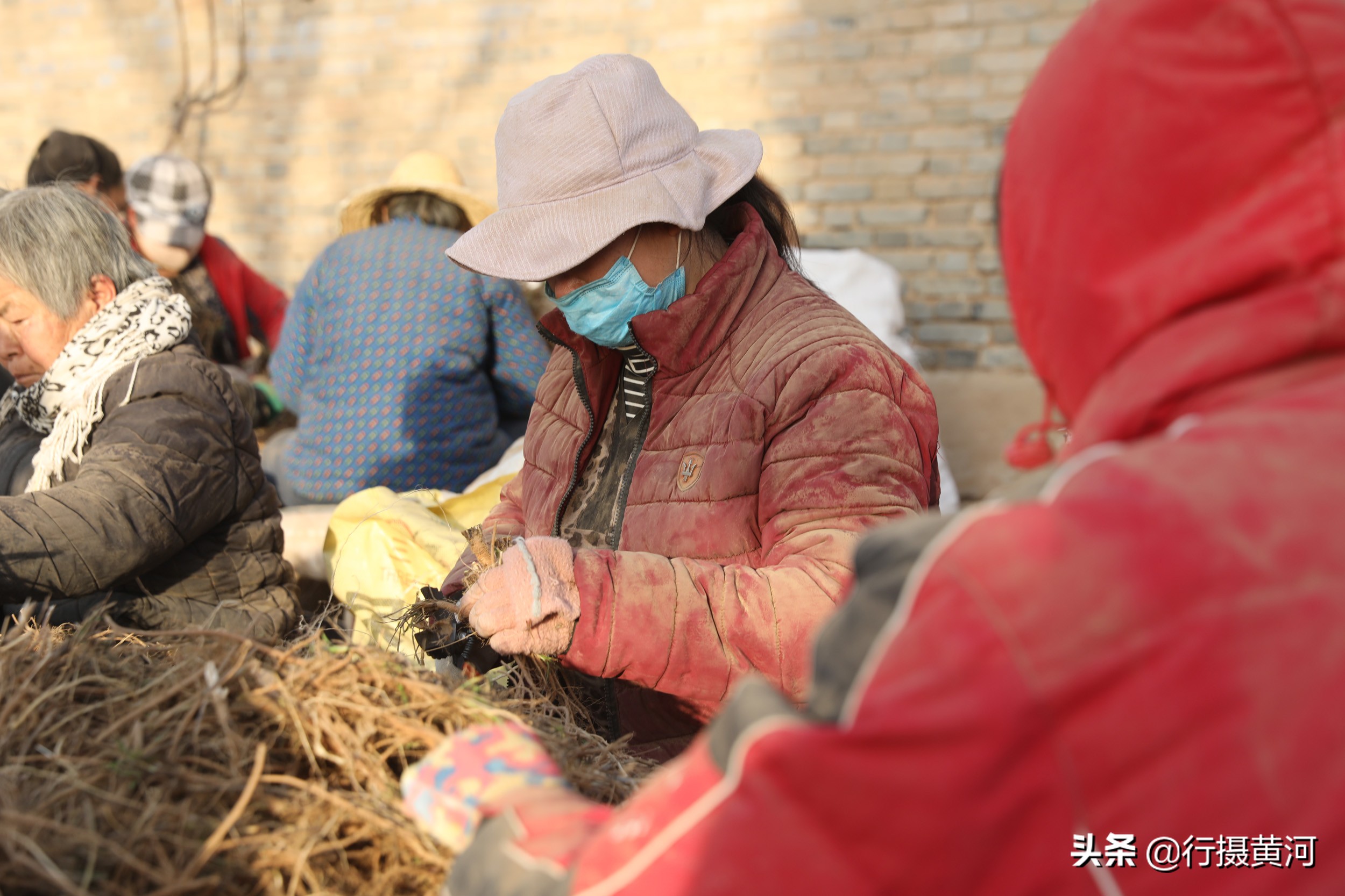 山西1群妇女聚在墙角干无本生意，冠军1天能挣100元，干的啥