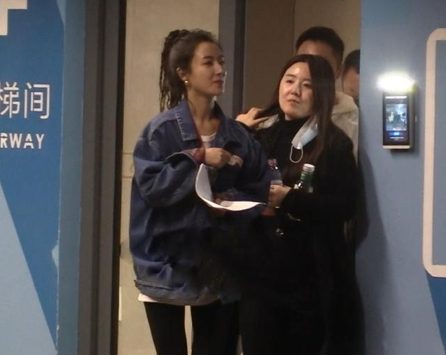 薇娅下班被600万豪车接走，幕后老板就是老公，