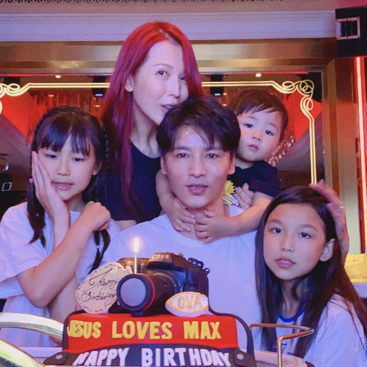 蔡少芬闢謠治病後心情好，騎單車攜子溜達過六一，魚蛋練功萌態足