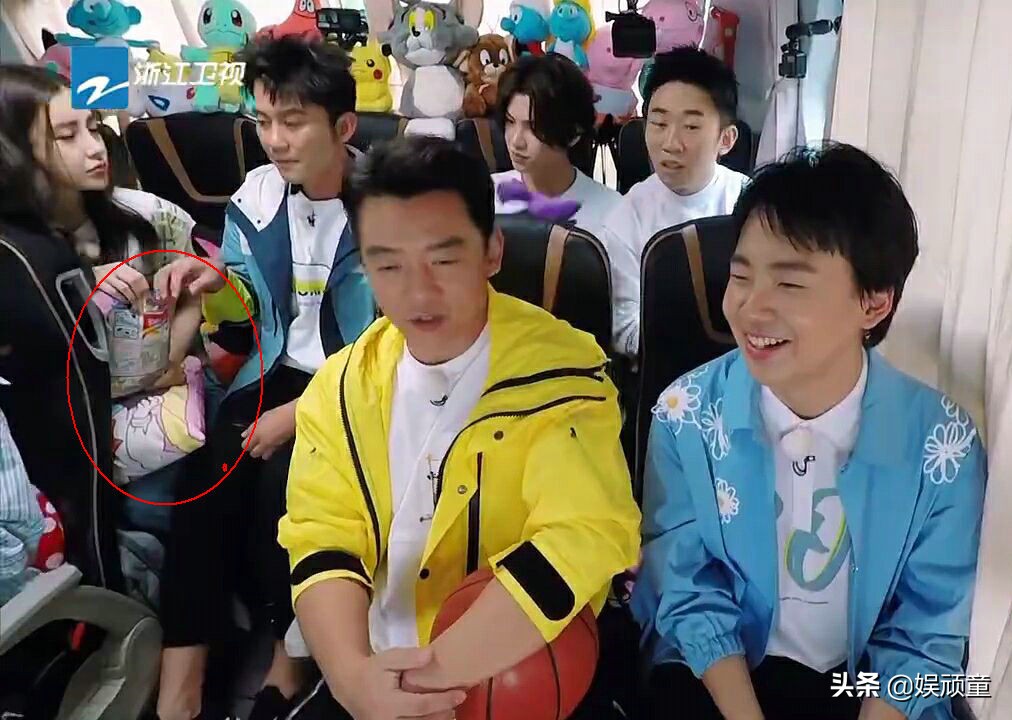Baby节目中吃零食，看到一旁李晨、黄明昊，真当