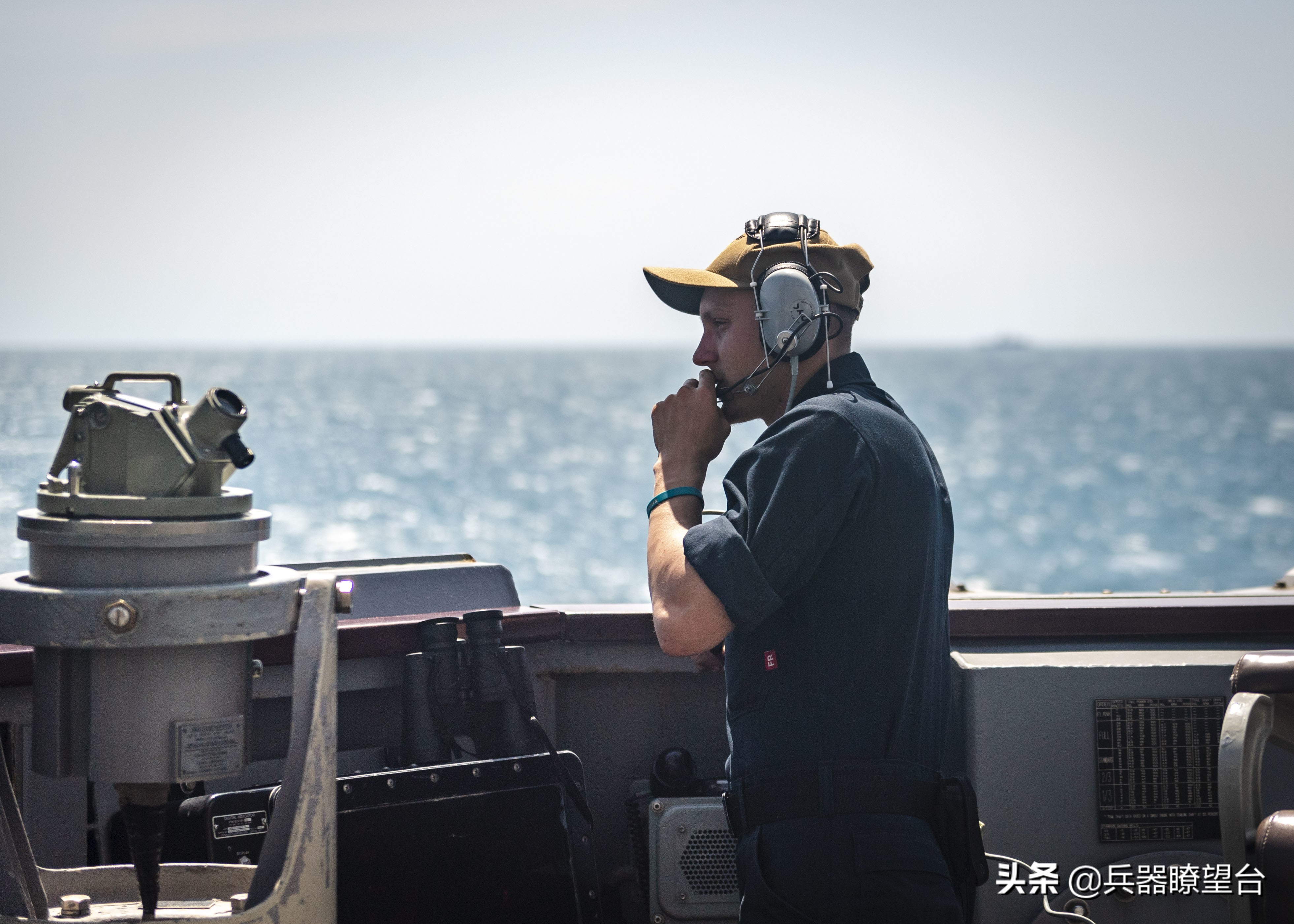美驱逐舰穿越台湾海峡频繁起飞直升机：搜索中国潜艇摸清海底山脉