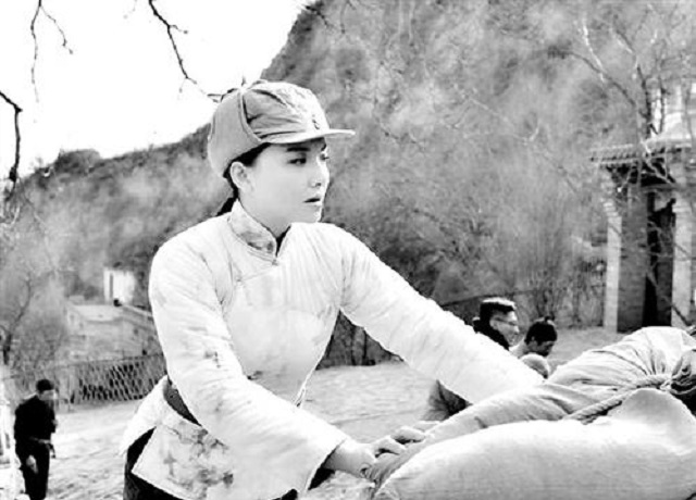 1946年，23岁董健民为保机密，携丈夫和儿子跳入