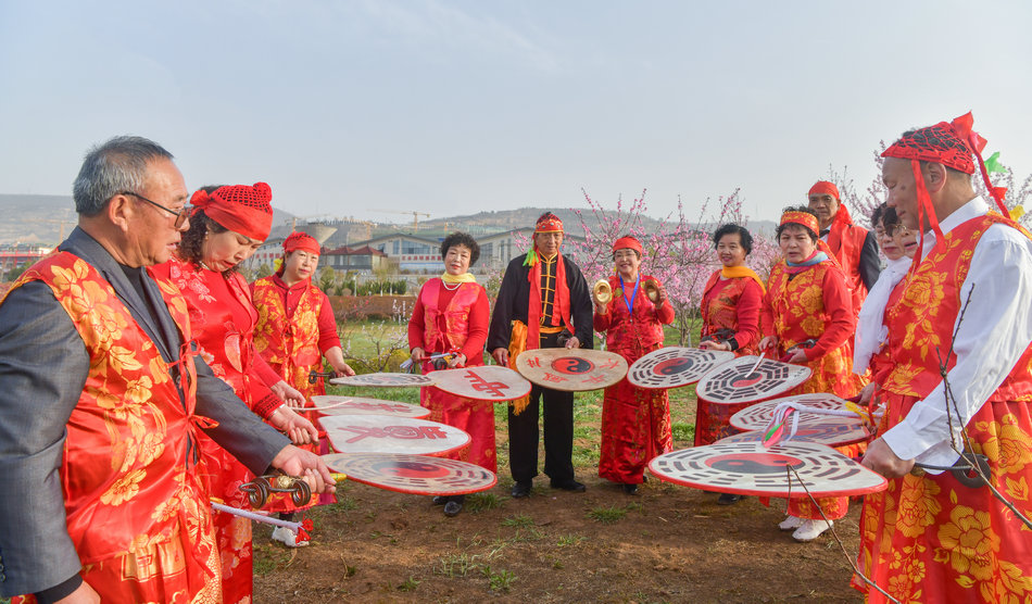 翠湖：桃花灼灼春色美，扇鼓咚咚夕阳红