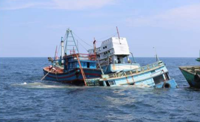 越南渔民向马来海警船投掷炸弹，大马力横冲直撞，还携带突击步枪