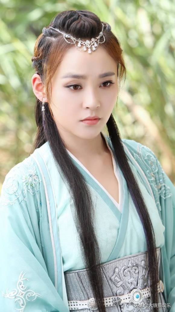 被造型师偏爱的“额饰”，某些剧女演员人均好