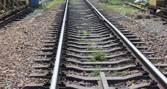 在火车上厕所，粪便到底是不是直接排到轨道上