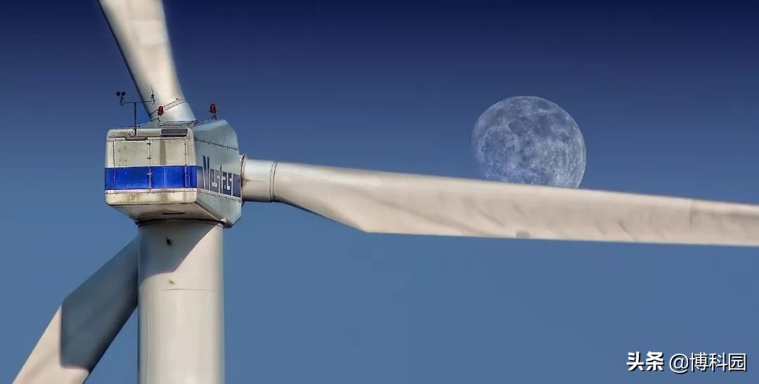 风力涡轮机的流体动力学模型表明，有四个转子的涡轮有明显优势
