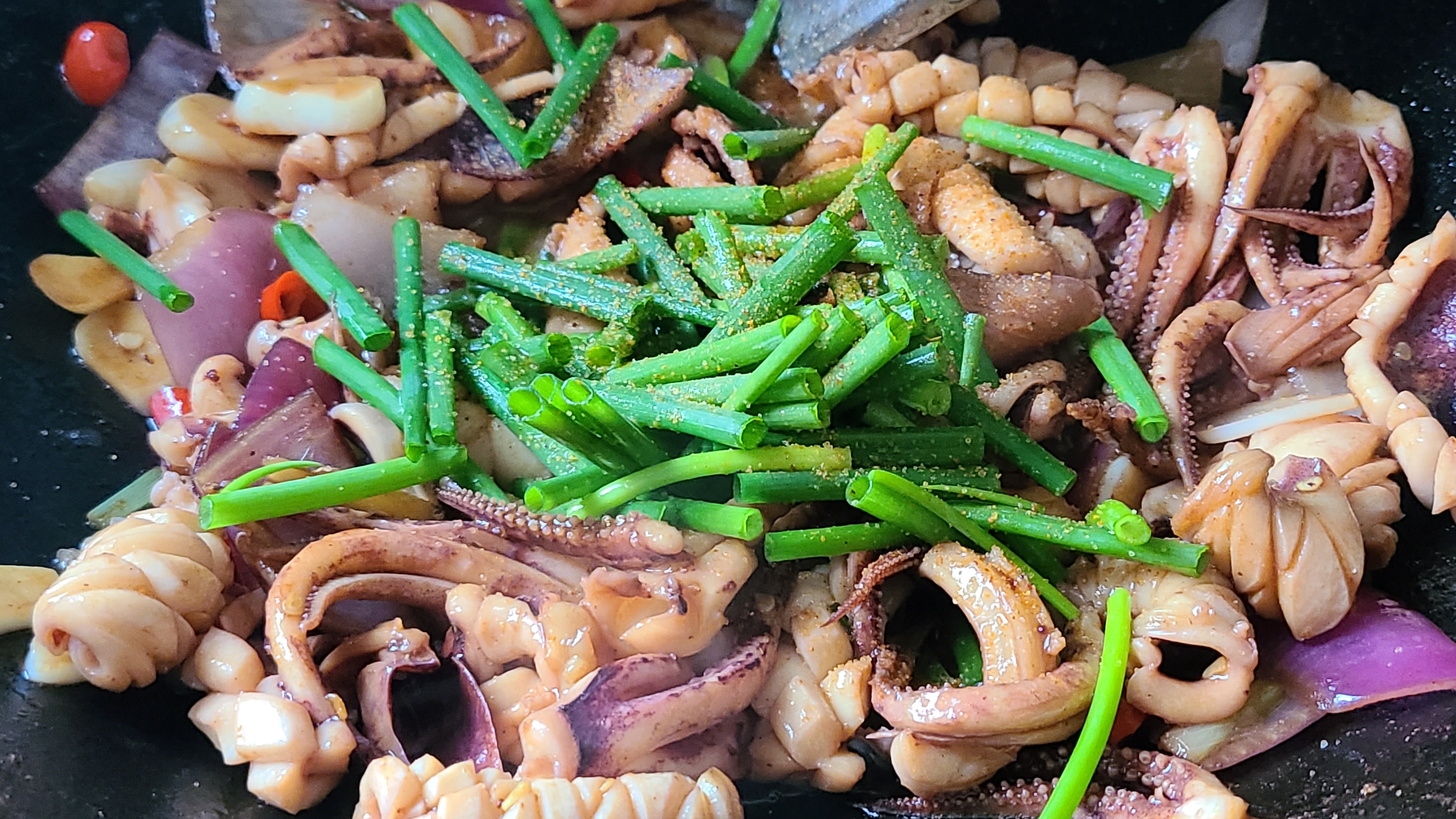 爆炒鱿鱼的做法，香辣下饭又好吃，这一道美味家常菜，味道很棒