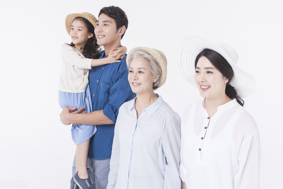 老人帶孩子若有這幾種行為，暗示是在假帶娃，父母可要注意了