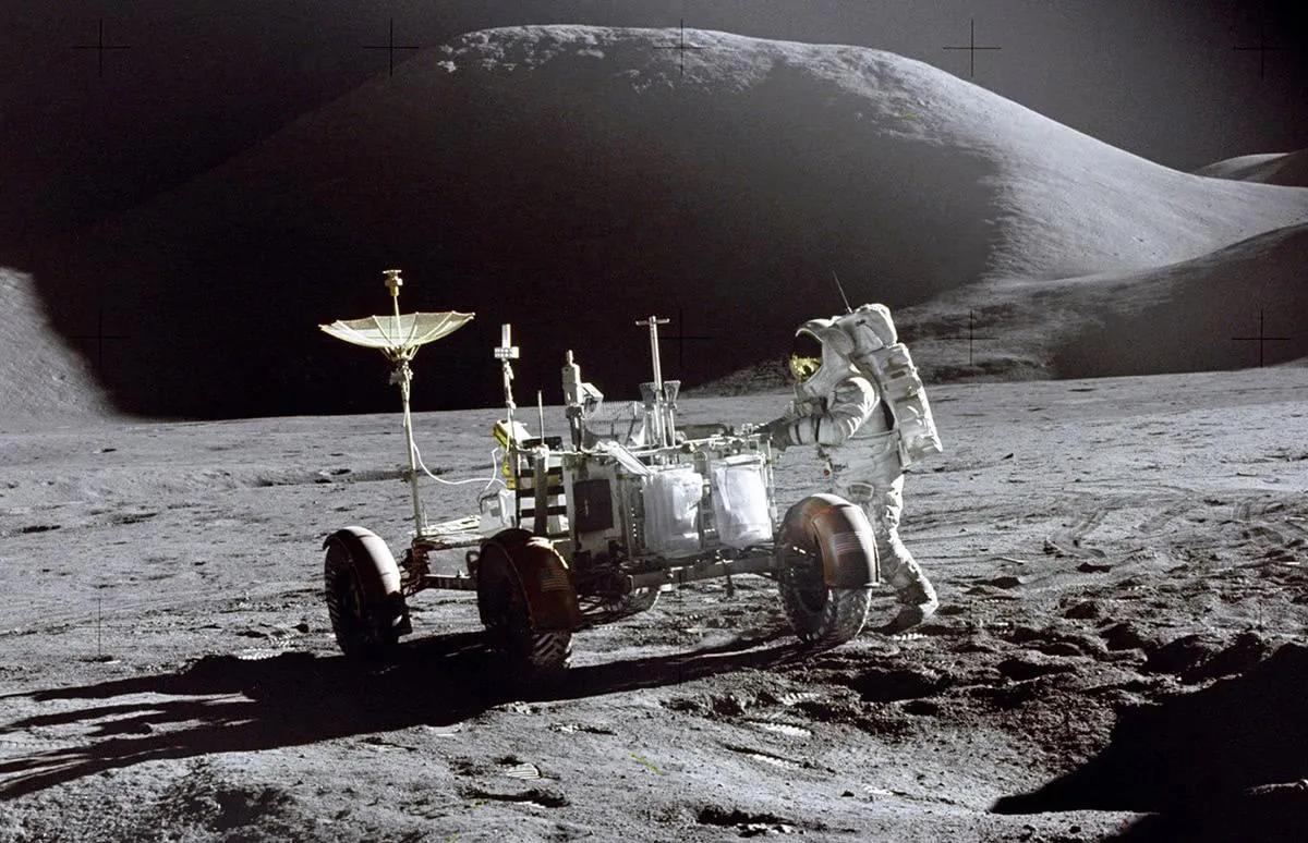 月球背麵的秘密，2100萬億噸巨大異物埋藏月球之下，咋回事？