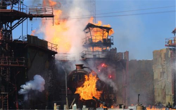 旧金山码头突发火灾，战舰时不时传出爆炸声，