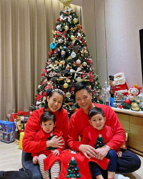 胡杏兒老公帶倆兒子拜年，奕霆奕霖穿喜慶紅裝，手拉手賣萌超可愛
