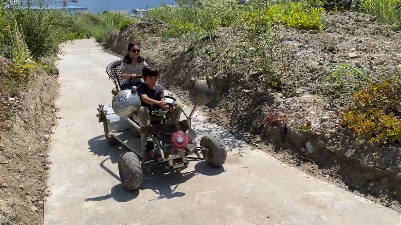 刘烨一双儿女出游，诺一开车载妹妹超拉风，10岁诺一晒黑太像爸爸