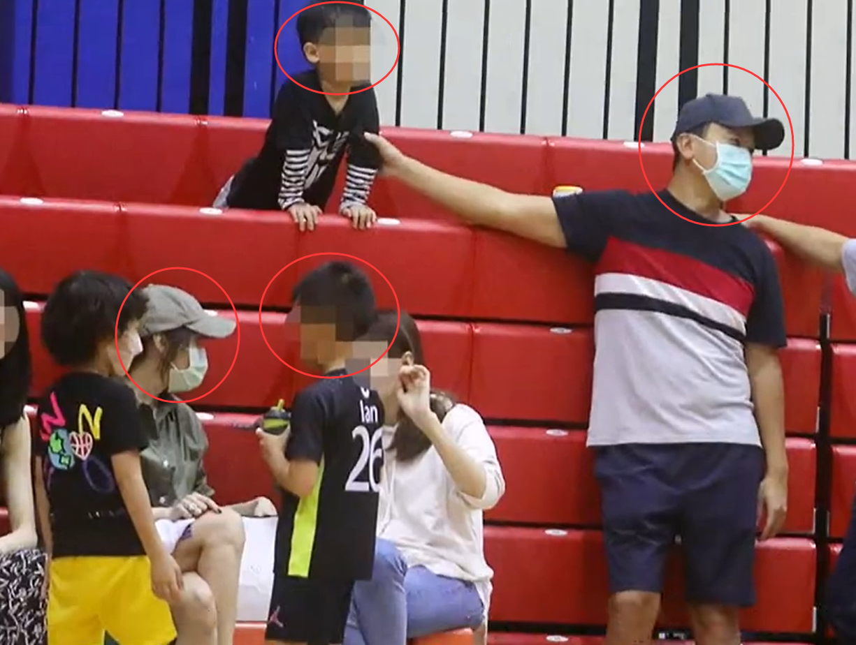 侯佩岑一家四口現身籃球場，夫妻倆對兒子照顧有加，幸福溫馨