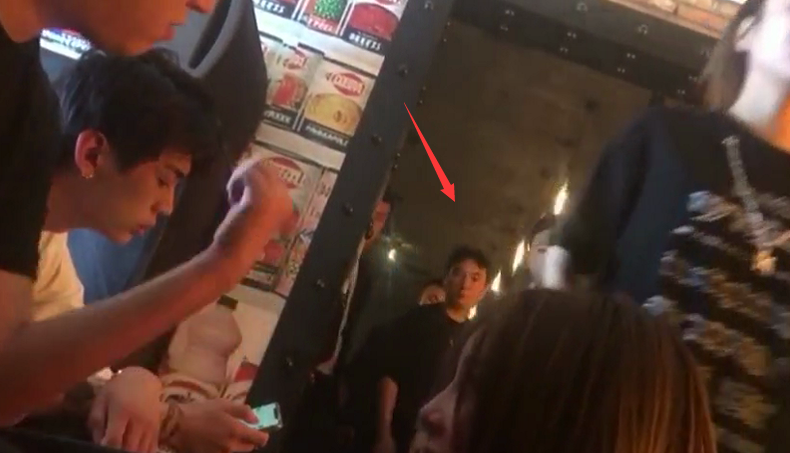 王思聪一改往日做派，不带美女带保镖，一人开