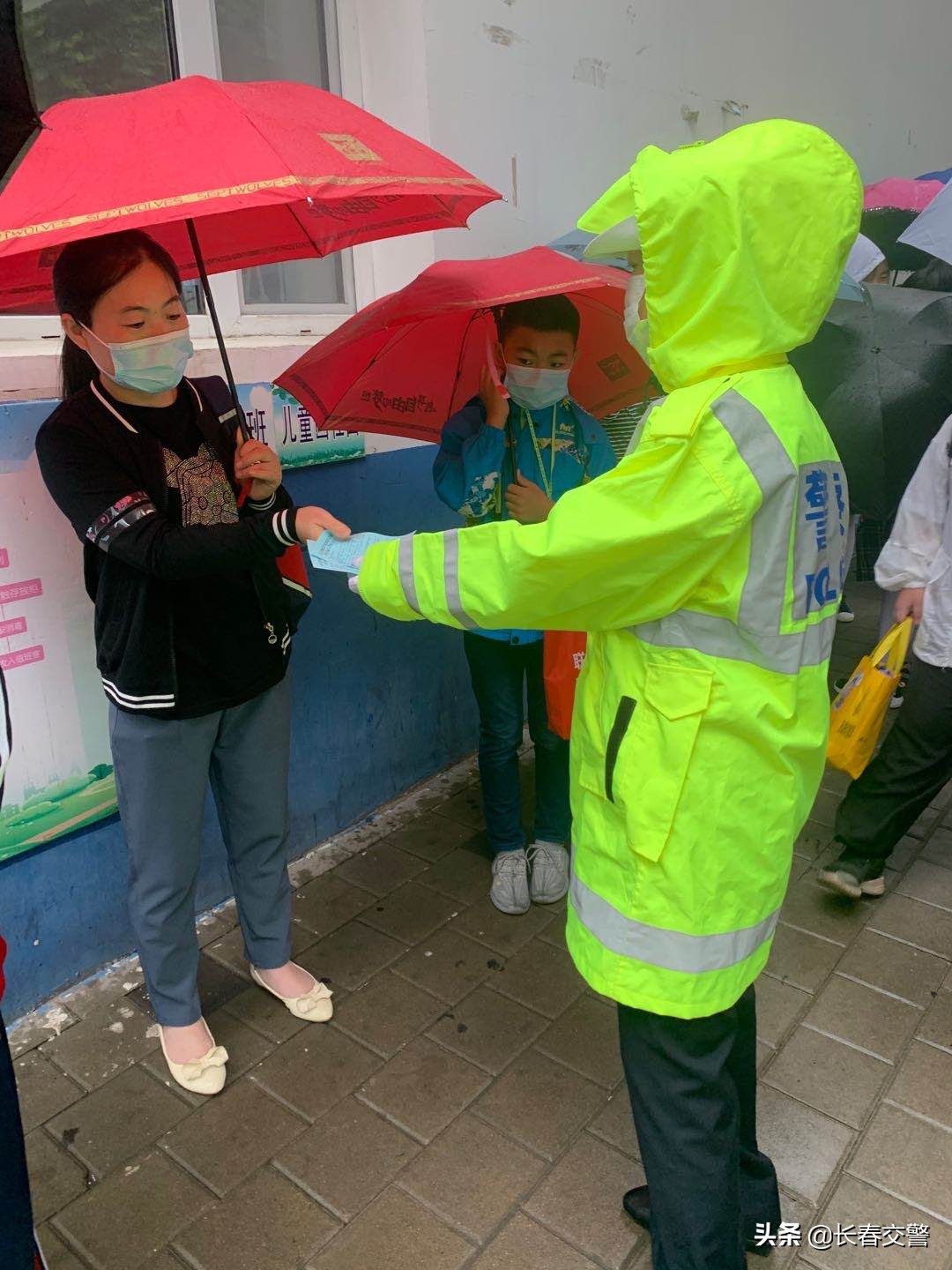 雨中新学期，长春交警暖心护航！