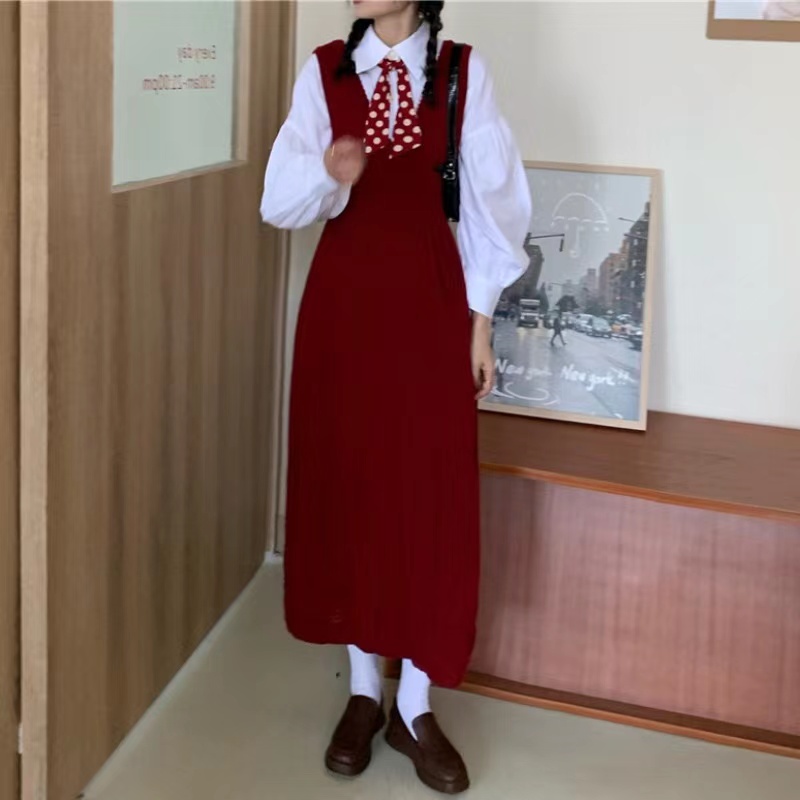 金晨桃粉连衣裙不见素日扁平感，气质冷艳，这