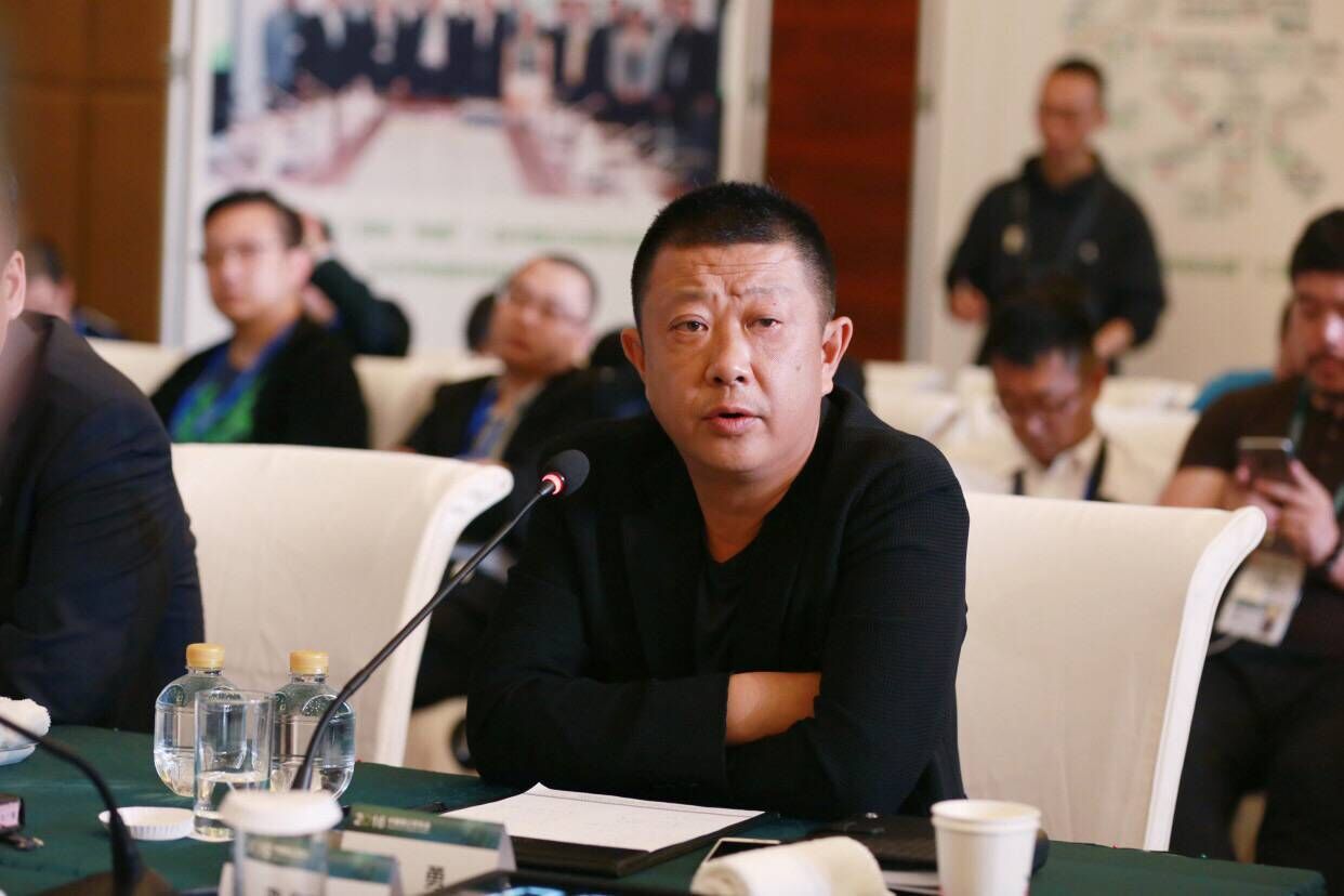 两个月蒸发2千亿，老板转移资产入外国国籍，海底捞发生了什么？
