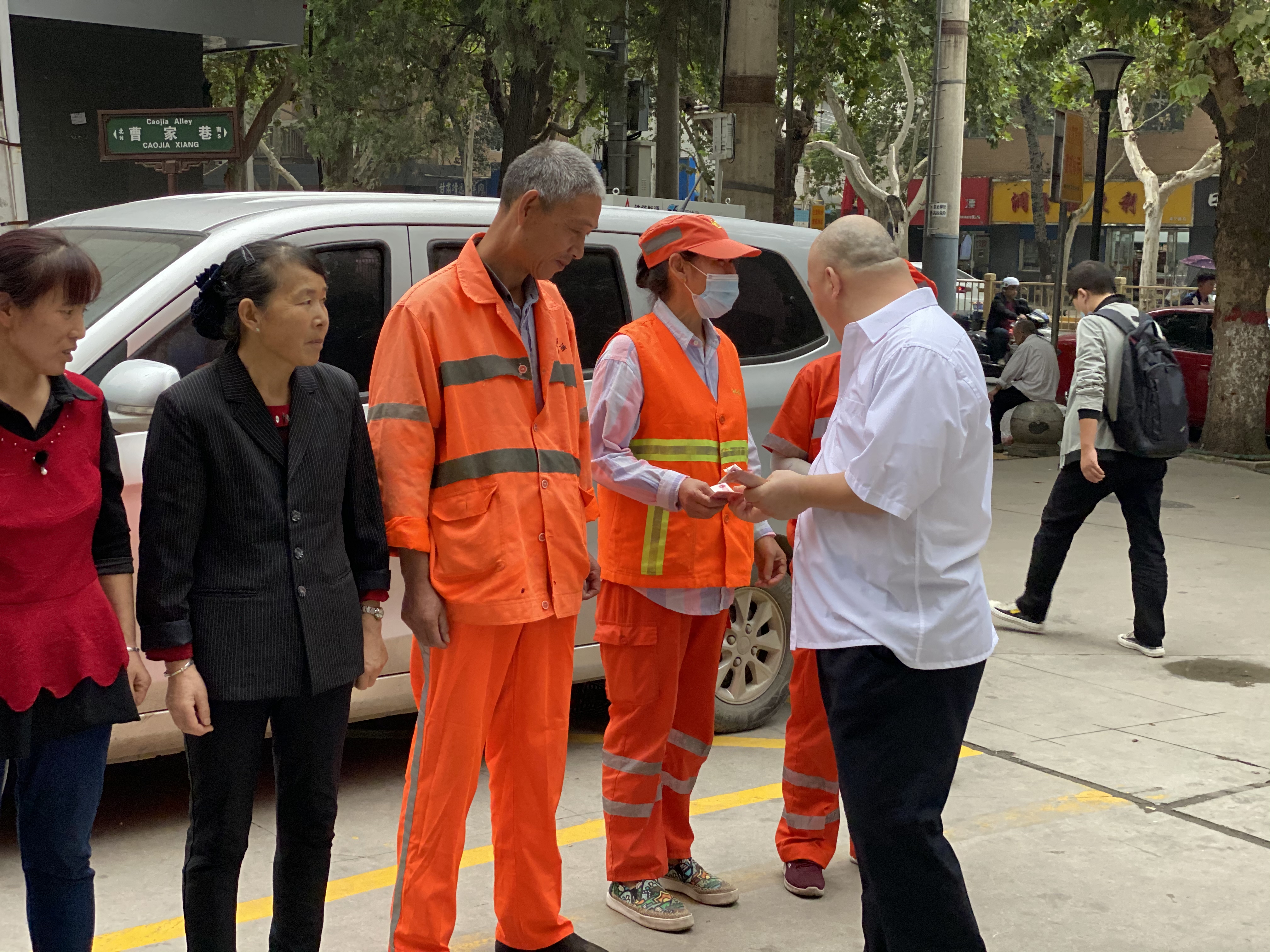 陕西政协委员少华集团董事长高海军在中秋节前夕慰问一线环卫工人