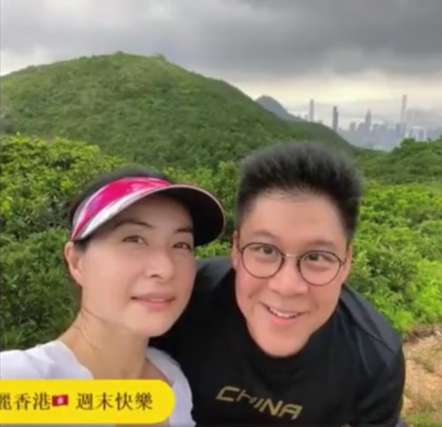 好幸福！郭晶晶晒一家五口温馨日常，与霍启刚爬山自拍秀足恩爱