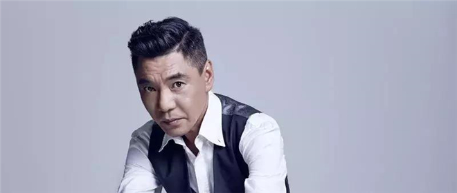 《精忠报国》的屠洪刚：娶了三个妻子，让母亲