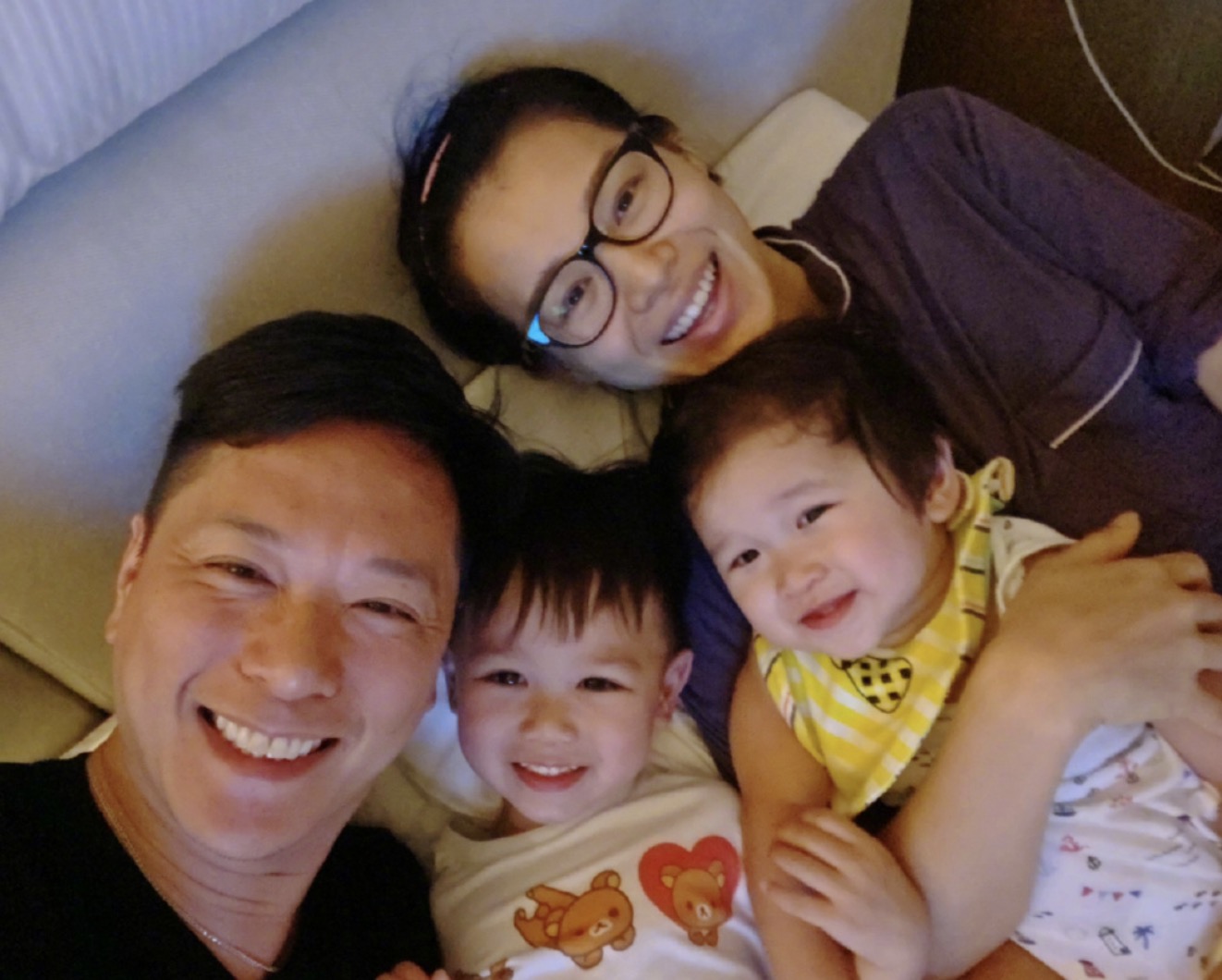 胡杏儿分享另类全家福，夫妻俩分居两地，一家四口每天视讯解相思