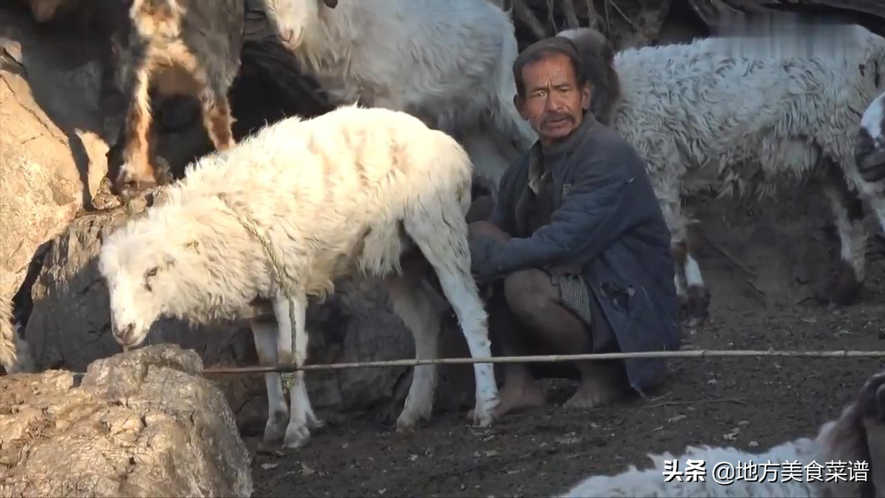 尼泊尔山区牧民特意用大米饭招待我，为表示感谢送他2000卢比