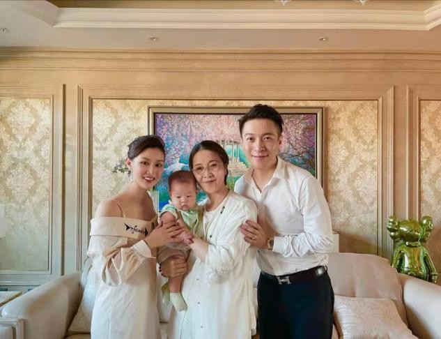 李小璐祖孙三代过父亲节，65岁母亲罕露面，明星爸爸穿粉衣戴名表