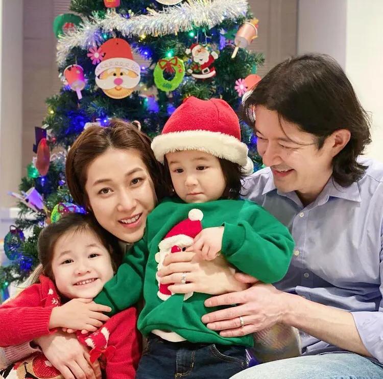 可愛！ 鍾嘉欣新年和女兒穿同款旗袍玩親親，獲兒子“翻白眼”嫌棄