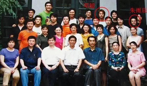 从不认父亲,到给父亲买房养老、力捧妹妹,遇