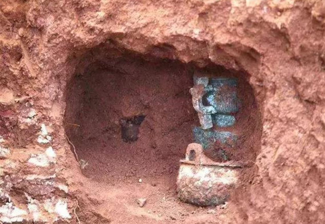 农民挖出一锈铁锅，无偿上交只带回一奖状，多