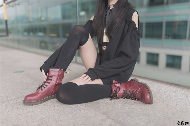 【福利姬】让人喜欢的黑丝及膝袜小细腿！太美了（48P）