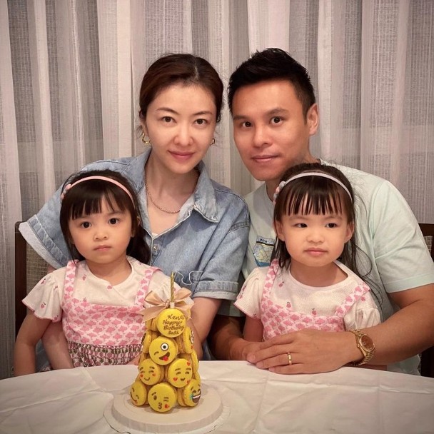 熊黛林老公晒生日全家福，抱双胞胎女儿幸福满满，称家庭为第一位