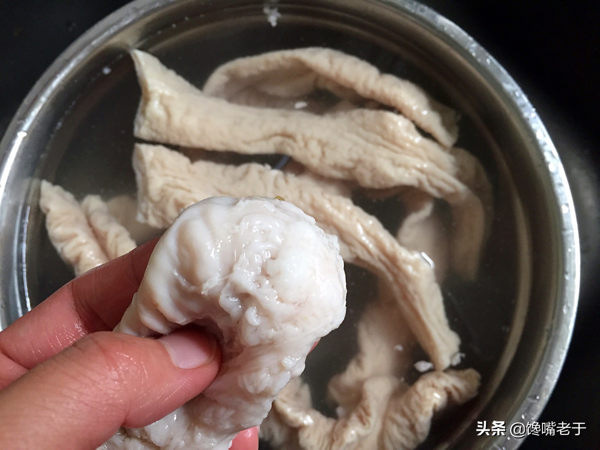 沒人要的豬腸“邊裙油”，白菜收高價賣，被誤解很深的美食