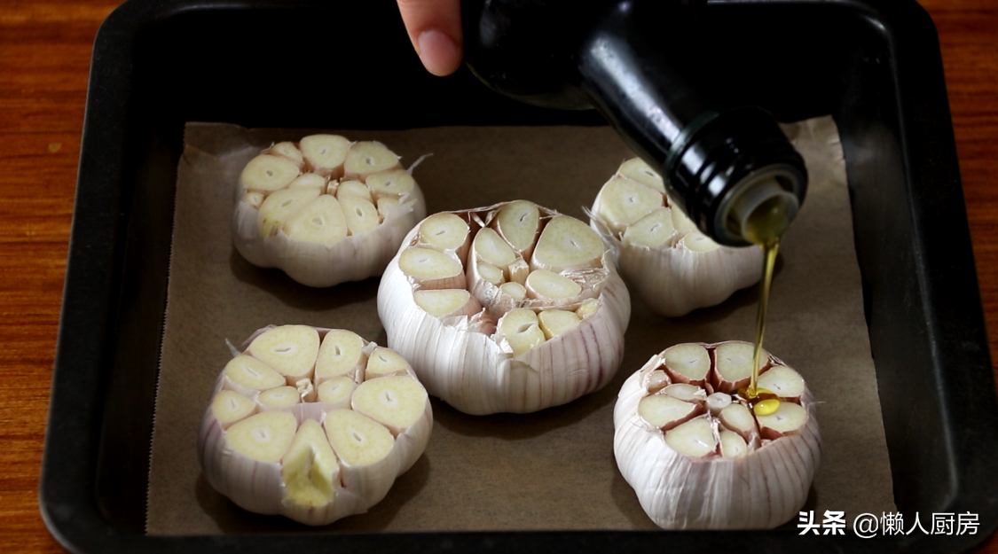 這是烤箱版烤大蒜頭的做法，比碳烤得更省事，軟糯鹹香