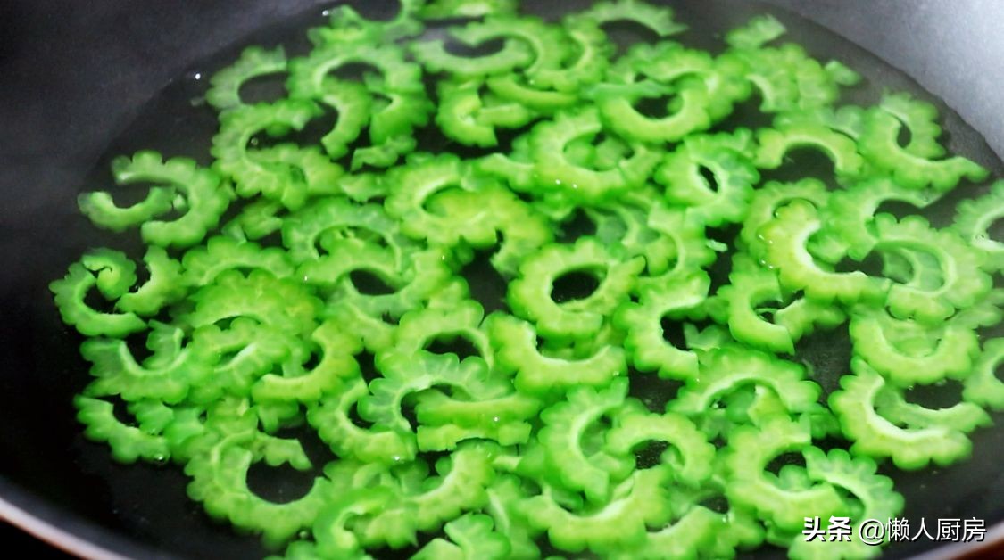 苦瓜炒肉絲，教你一招，肉絲又嫩又滑，一點都不柴