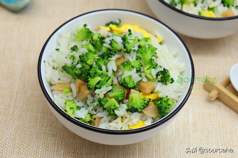 期末考了，給孩子做蛋炒飯時用四種食材，潤而不膩，孩子很喜歡吃