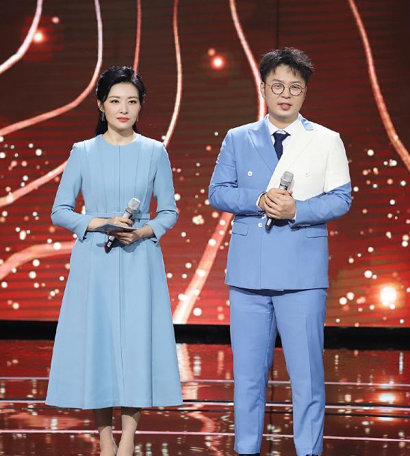 周涛穿蓝色连衣裙真显气质，不愧是春晚主持人