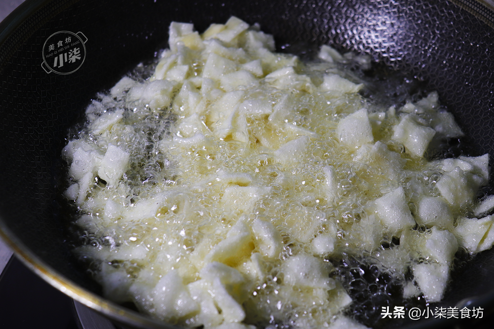 饺子皮扔进油锅中，瞬间变美食，我家一周吃5次，比买的都解馋