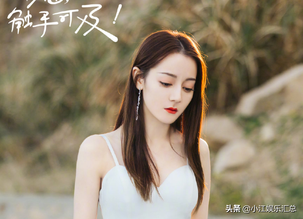 迪丽热巴新剧开播，剧情备受质疑，大马路上被