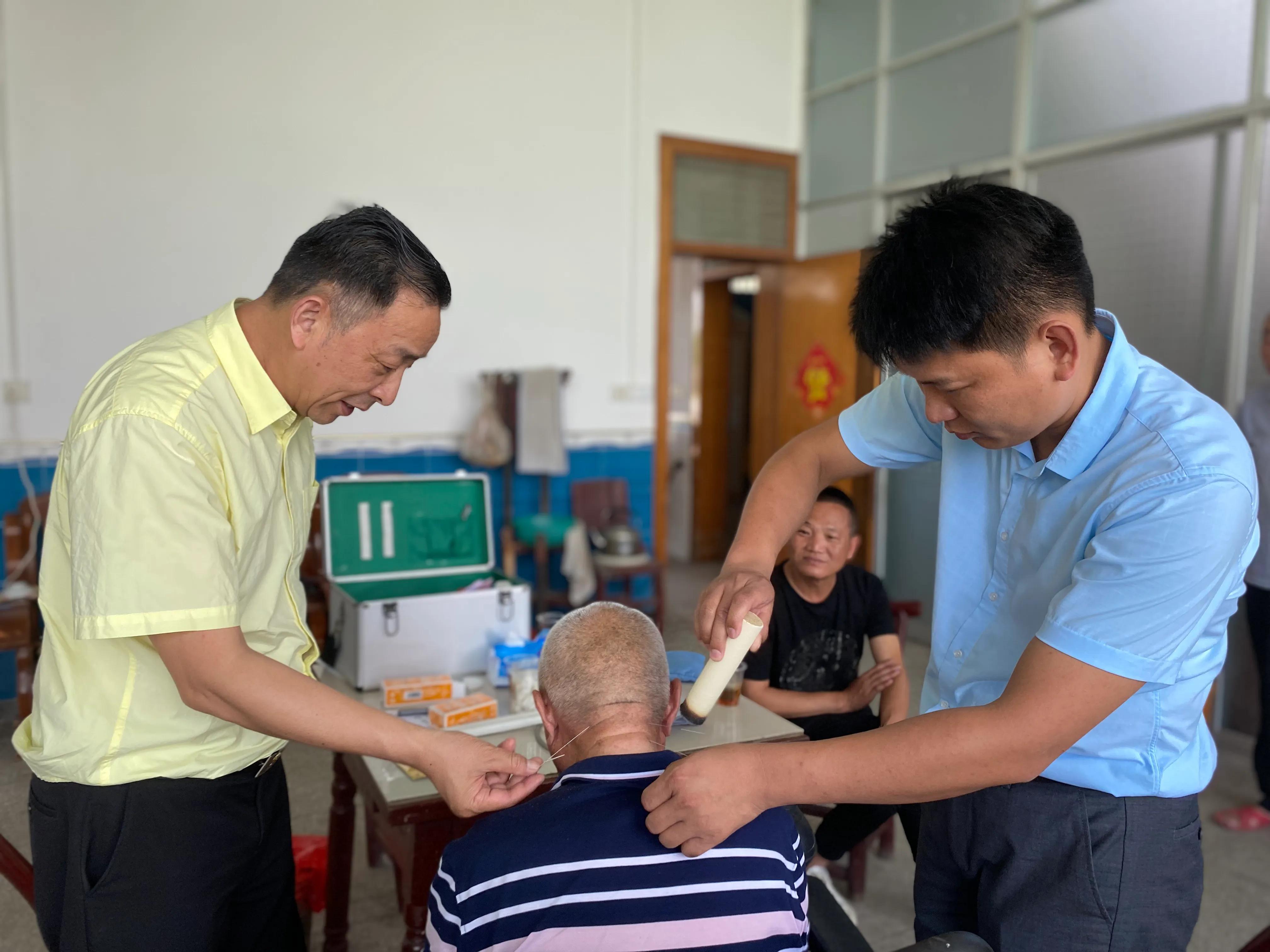 「武汉好人圈」网讯：“武汉好人圈”庆祝建党百年走进大别山义诊